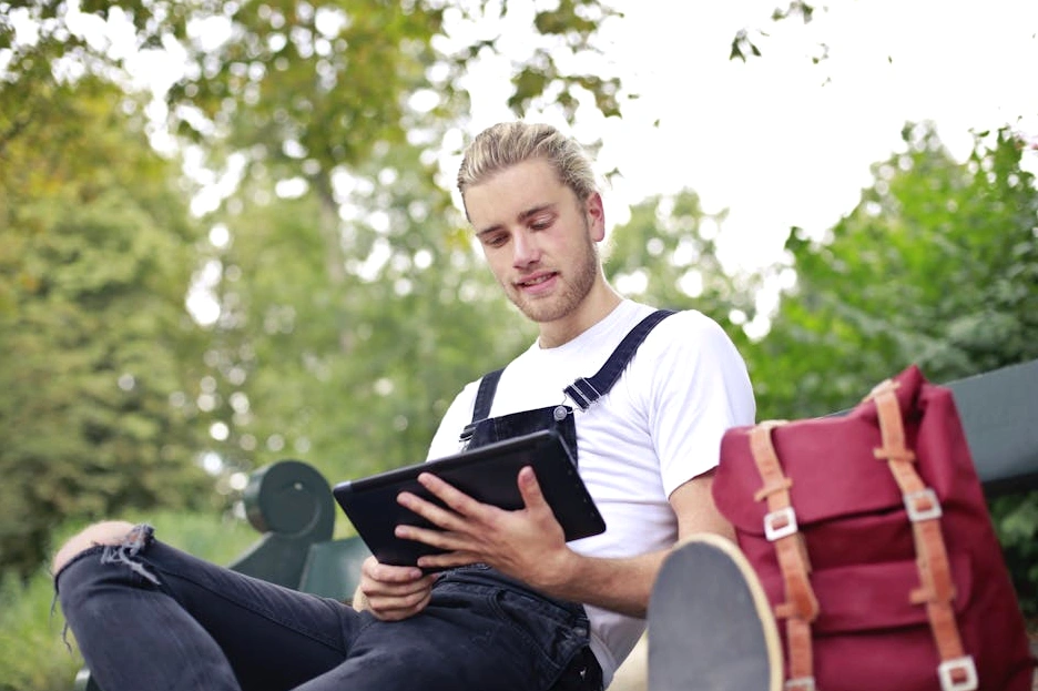 Eine Person unterschreibt digital einen Vertrag auf einem Tablet.